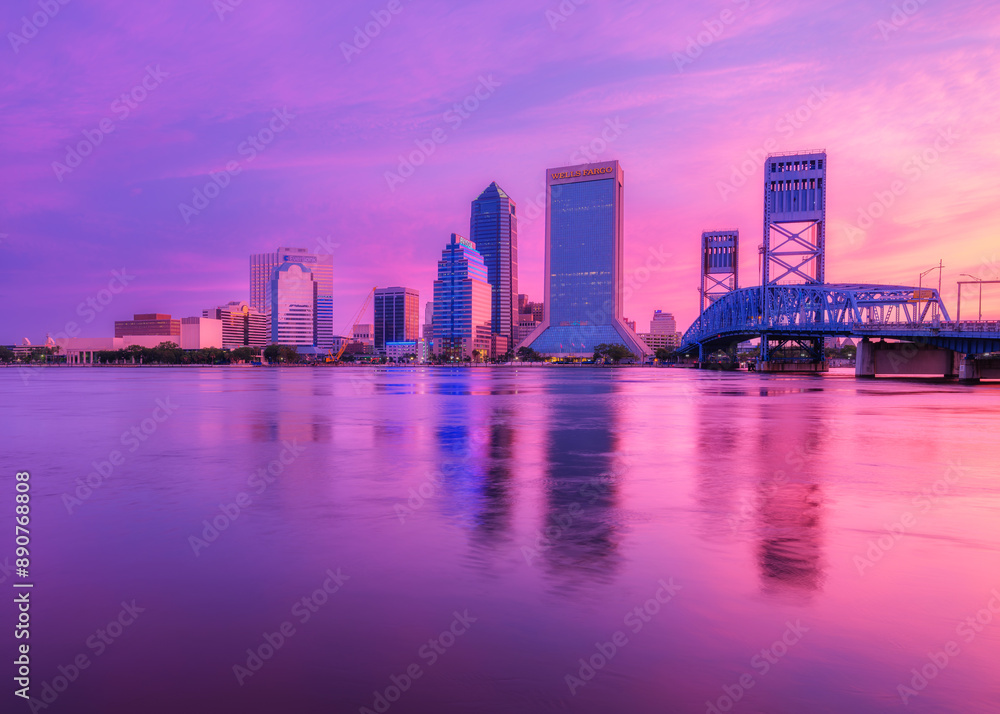 Obraz premium Jacksonville skyline view at sunrise with long exposure