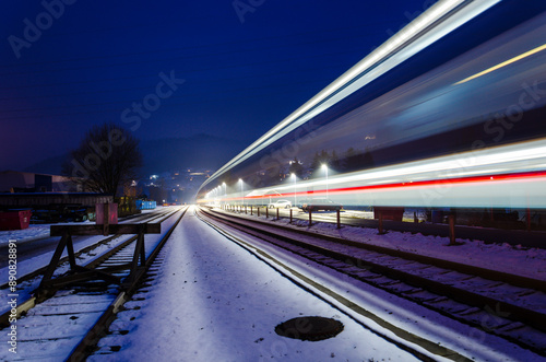 vorbeifahrender Zug am Bahnhof Voitsberg