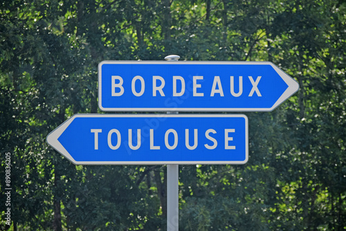 Panneau de signalisation : direction Bordeaux, Toulouse, par autoroute A62.