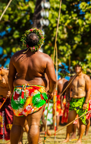 Polynésiens au Patia fa, lancer de javelot à Tahiti en Polynésie photo