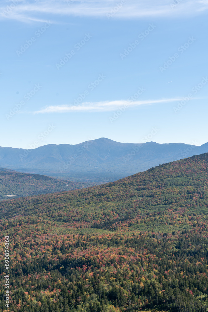 Fototapeta premium Views overlooking White Mountain National Forest during the beginning of Fall.