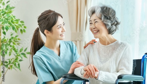 思いやりと笑顔が織りなす絆：若い看護師と高齢患者の心温まる交流シーン