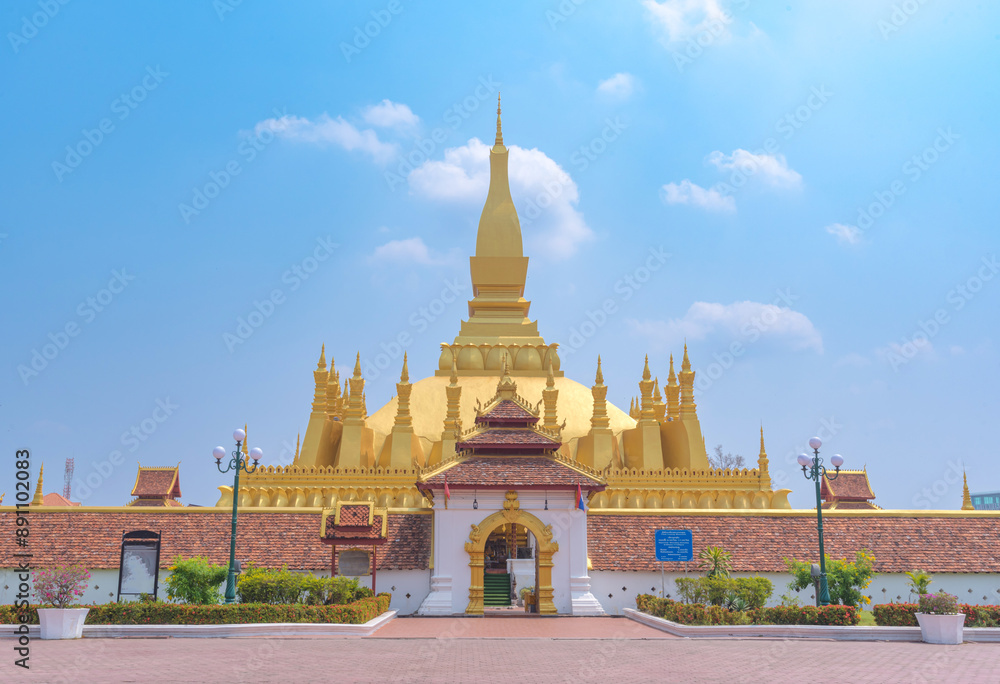 Fototapeta premium Beautiful Architecture at Pha That Luang Temple in Vientiane, Laos