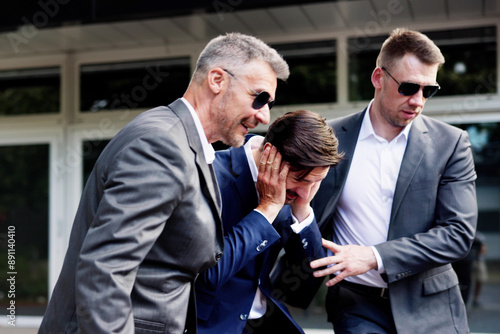 Canvas Print Elite bodyguards protect businessman during evacuation