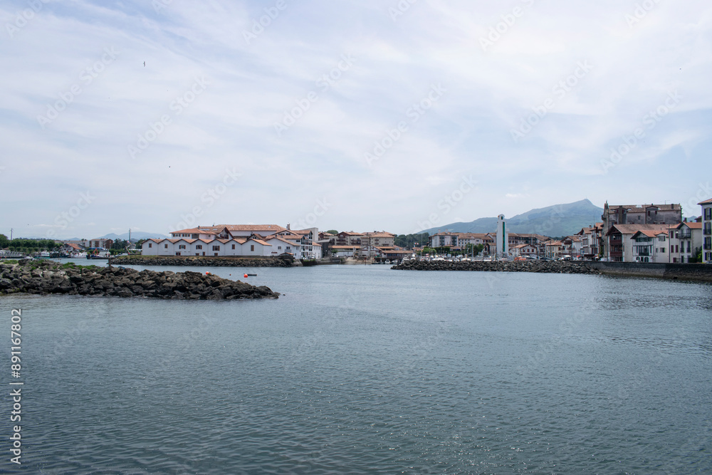 Panorámica costera con puerto en verano de San Juan de Luz, Francia Panorámica costera con puerto en verano de San Juan de Luz, Francia