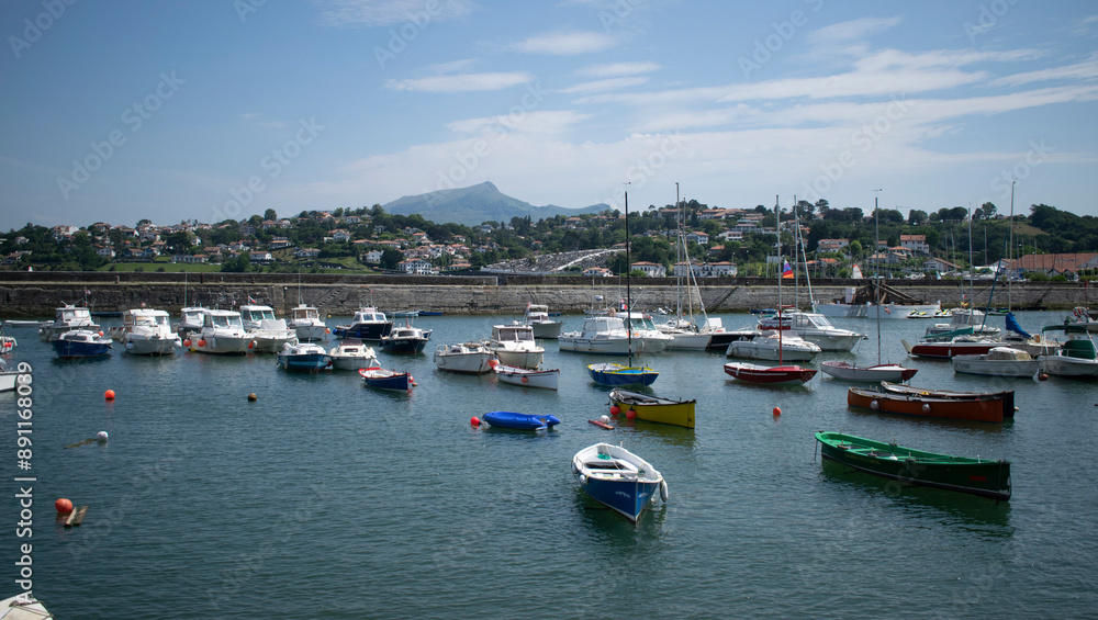 Panorámica costera con puerto en verano de San Juan de Luz, Francia Panorámica costera con puerto en verano de San Juan de Luz, Francia