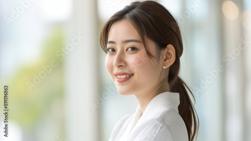 微笑む若い女性のポートレート Free Download 微笑む若い女性のポートレート - GFXLoad