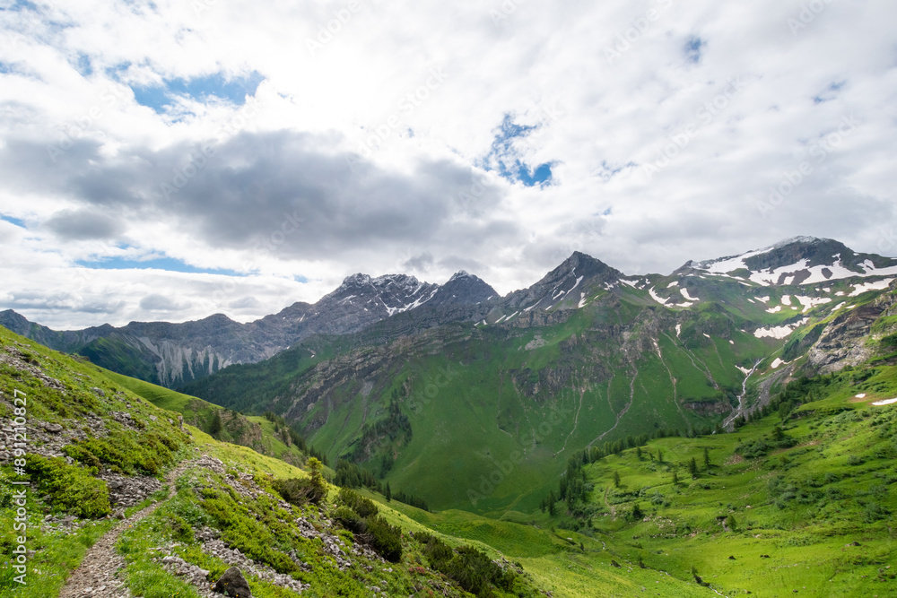 Fototapeta premium Peaceful Mountain Retreat: Alpine Valley (Nenzinger Himmel, AT)