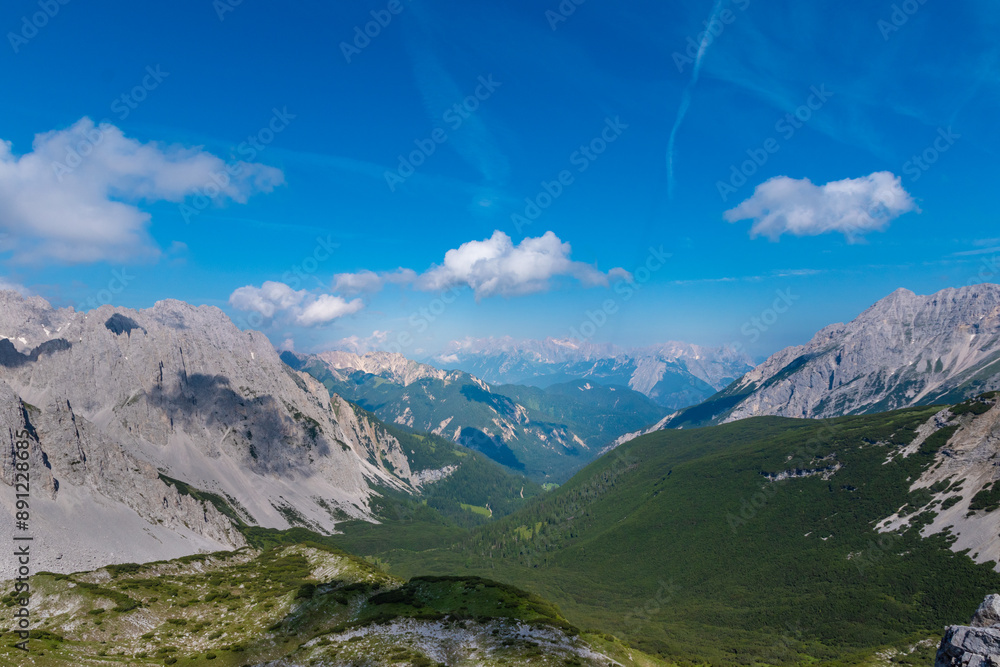 Obraz premium Alpine Serenity: Innsbruck Nordkette Trail with Karwendel Panorama (Austria)