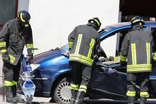 Fotografi Firefighters using powerful shears and hydraulic spreaders pry open the doors of