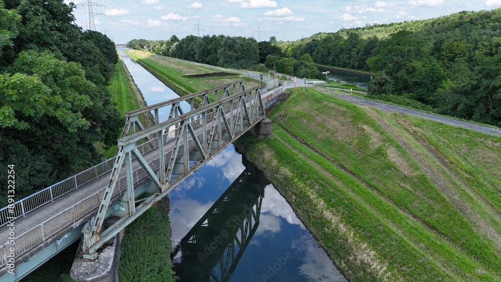 Fototapeta premium Brücke über die Emscher