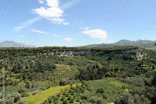 Le vallon d'Agia Kiriaki du site archéologique d'Eleftherna près de Réthymnon en Crète photo