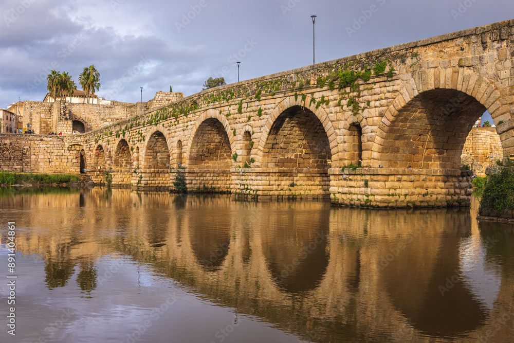 Fototapeta premium Ancient bridge in Merida