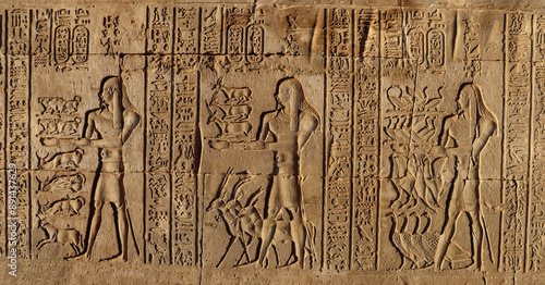 Fotografía ancient egyptian hieroglyphs carved on stone wall, Kom ombo temple, Egypt