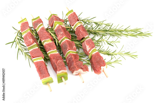 brochettes de boeuf cru disposé sur lit de romarin photo