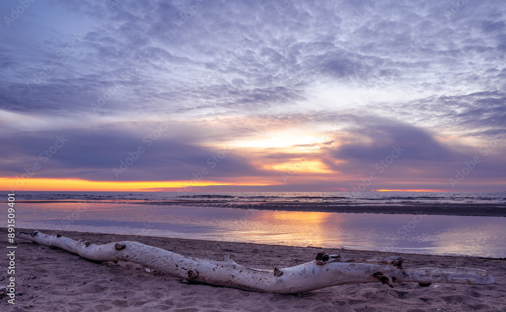 Obraz premium Sunset by the sea at summer evening