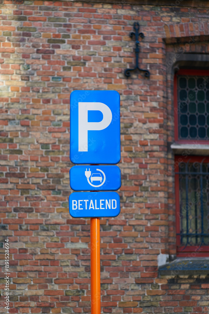 Hinweis auf einen Parkplatz mit einer kostenpflichtigen Ladestation für Elektroautos in der Altstadt von Brügge in Belgien Hinweis auf einen Parkplatz mit einer kostenpflichtigen Ladestation für Elektroautos in der Altstadt von Brügge in Belgien