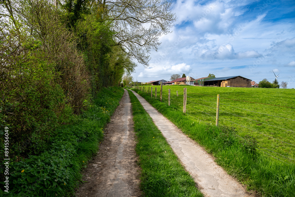 Chemin agricole avec corps de ferme Chemin agricole avec corps de ferme