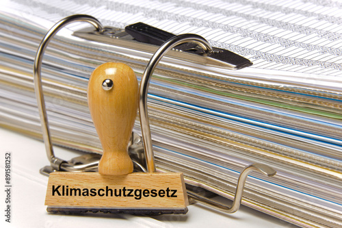 Ein Holzstempel ist beschriftet mit dem Aufdruck: Klimaschutzgesetz photo