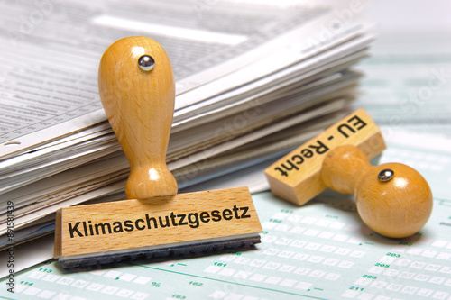 Ein Holzstempel ist beschriftet mit dem Aufdruck: Klimaschutzgesetz