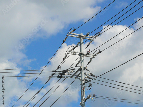 Wallpaper Mural 各方向に電線をリレーするための電柱 Torontodigital.ca