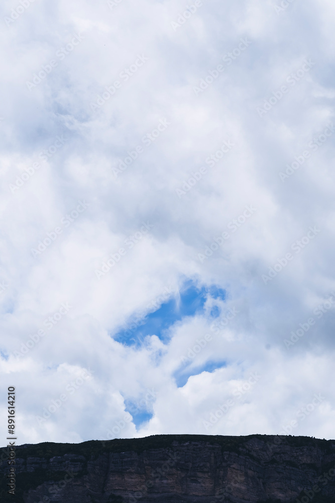 Ciel avec des nuages en mouvement - Arrière plan design avec espace libre Ciel avec des nuages en mouvement - Arrière plan design avec espace libre