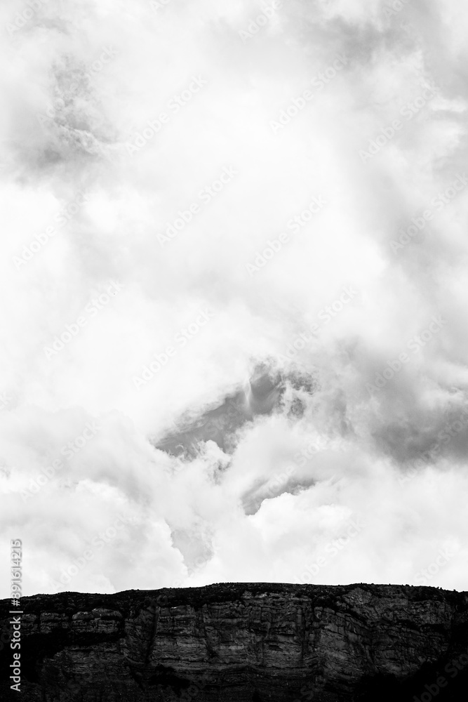 Ciel avec des nuages en mouvement - Arrière plan design avec espace libre