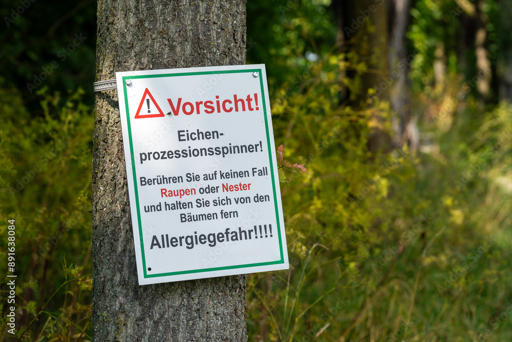 Schild / Hinweis / Warnung / Eichenprozessionsspinner
