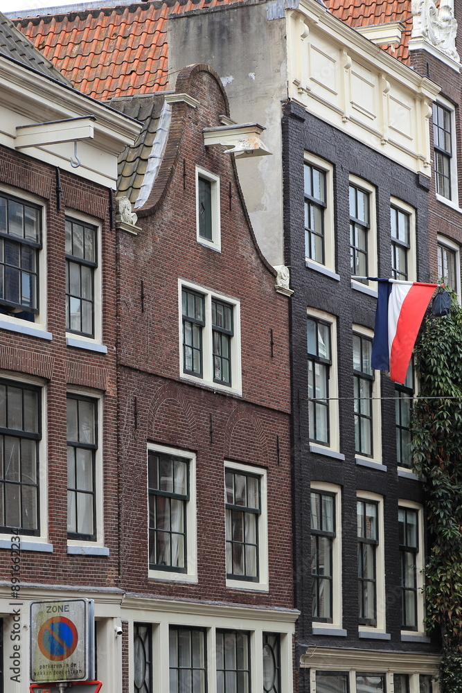 Obraz premium Amsterdam Binnen Brouwersstraat Brick House Facade with Clock Gable, Netherlands