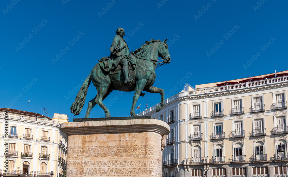 Obraz premium Statue équestre de Carlos III, Puerta del sol, Madrid, Espagne