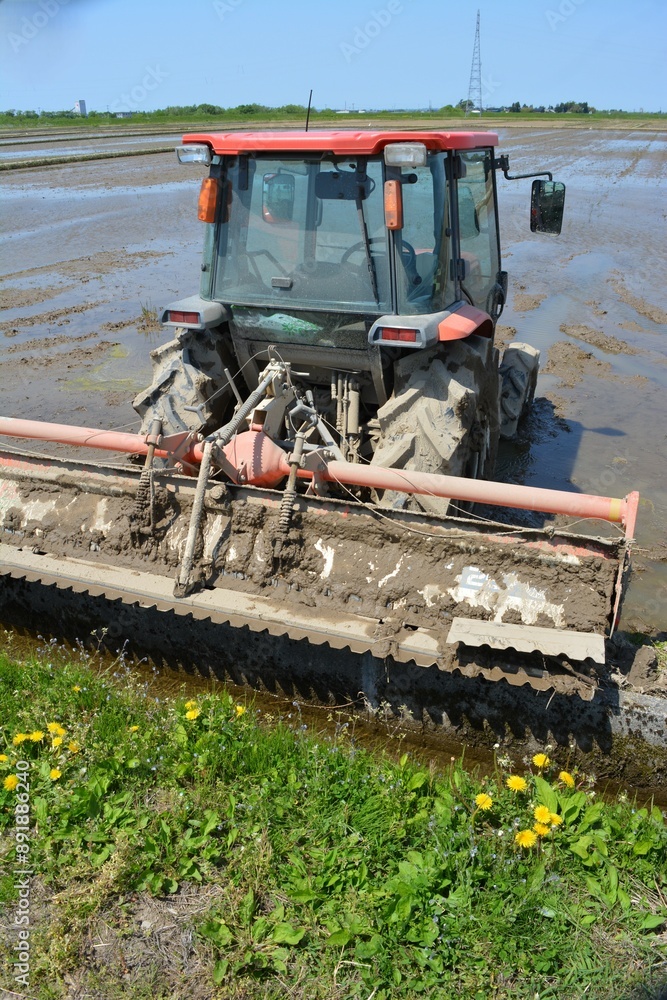 Fototapeta premium 農業機械 トラクター