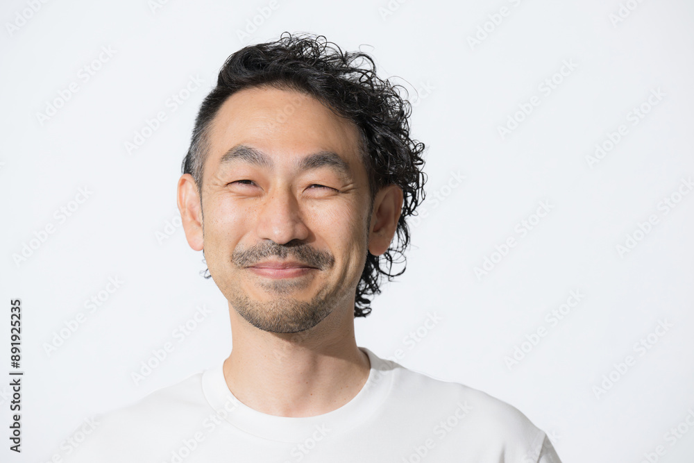 髭の中年男性の美容やスキンケアのイメージ カメラ目線 髭の中年男性の美容やスキンケアのイメージ カメラ目線
