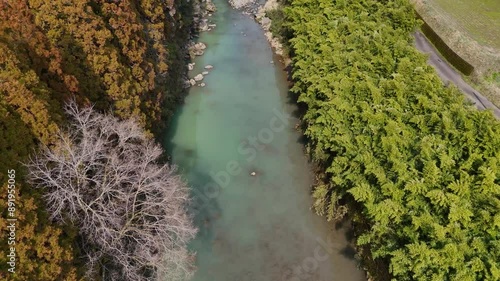 日本の風景 温泉のような色をした、緑白濁色の川がながれる渓谷 両脇には木々が茂る空撮