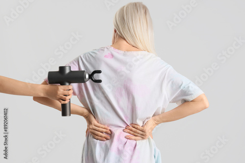 Woman with back pain receiv...