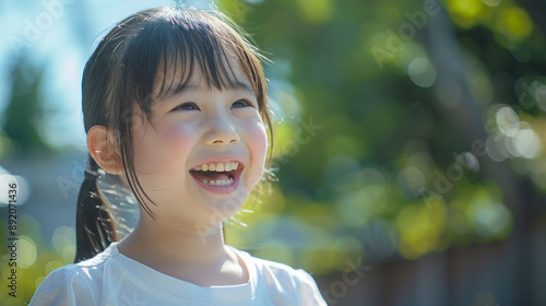 緑の中で笑う女の子　キッズ　子供　Generative AI