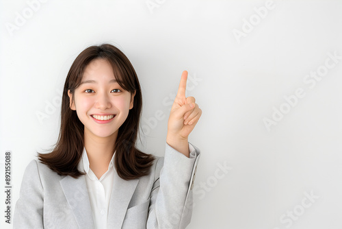 손가락으로 가리키는 여자