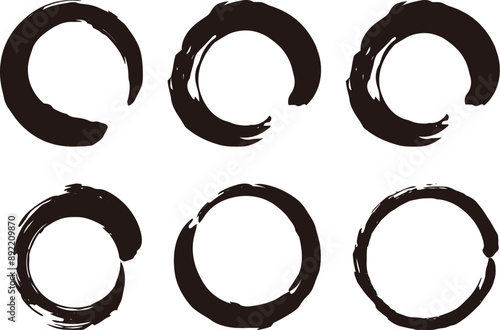 筆ペンの円のイラスト素材　丸　ベクター　筆文字　Vector illustration set of handwritten brushstrokes dirty circles