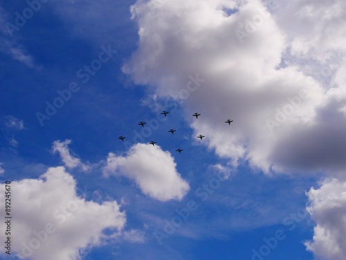 Neuf avions de l'armée française de la Patrouille de France en formation dans le ciel pour le 14 juillet photo