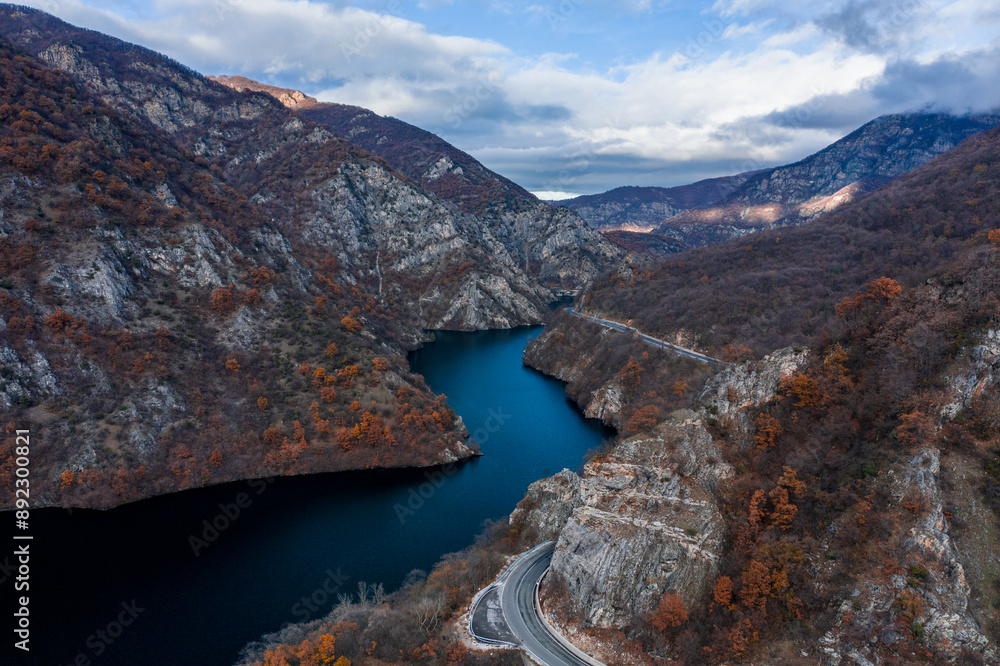 Φωτογραφία Aerial view of blue water near Vacha dam in Rhodopes 
 mountains during the autu