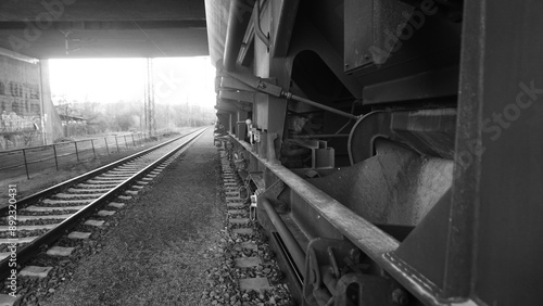 Zug von unten, Zug auf den Gleisen, Bahngleise unter einem Zug. 