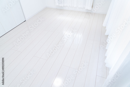 新築住宅の部屋の写真。床コーティングあり。