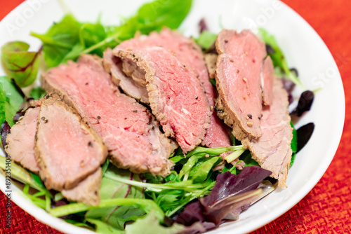 おいしそうなローストビーフの写真。