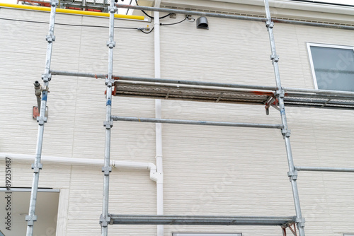 足場が組まれた日本の家屋の写真。修繕。