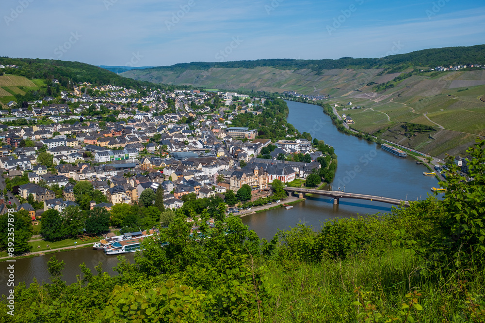 Fototapeta premium View of the Moselle near Bernkastel-Kues in Germany.