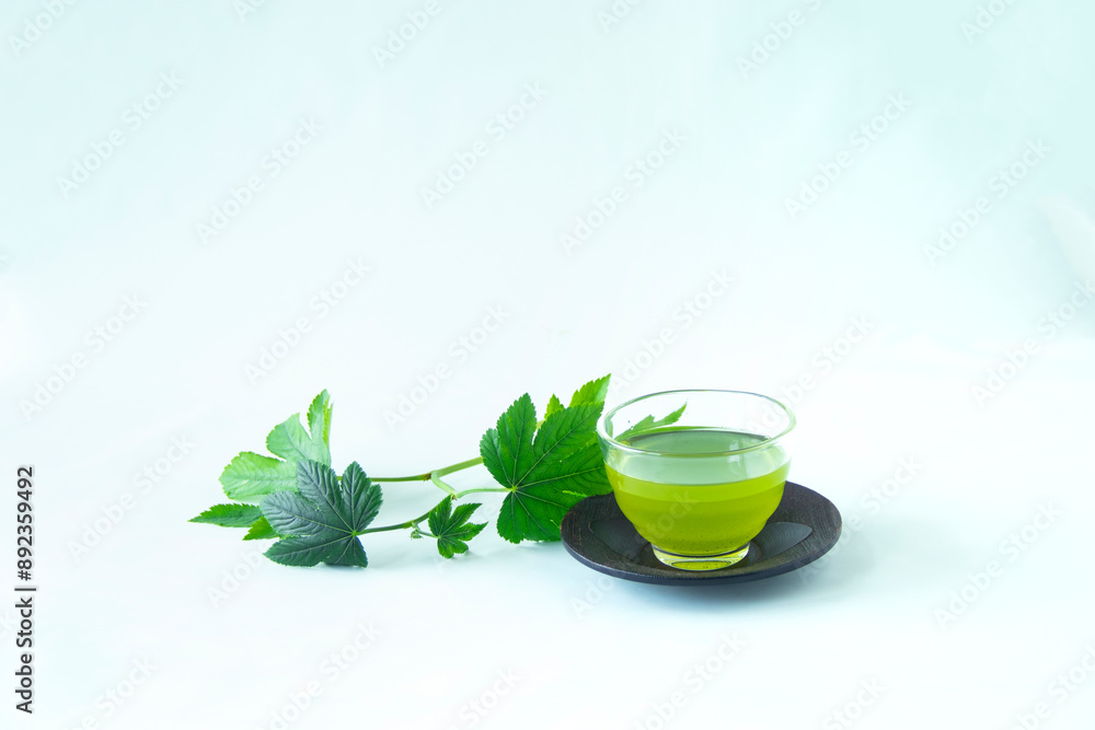 キイチゴの葉と冷たい緑茶(白バック) キイチゴの葉と冷たい緑茶(白バック)