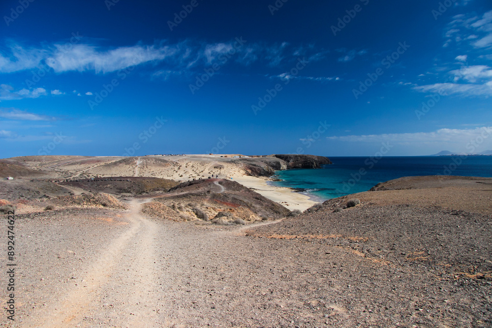 Krajobraz morski, tropikalna piaszczysta plaża, widok na horyzont, wakacje i wypoczynek w słoneczny dzień, linia brzegowa nad oceanem, tapeta, egzotyczne tło, Lanzarote Krajobraz morski, tropikalna piaszczysta plaża, widok na horyzont, wakacje i wypoczynek w słoneczny dzień, linia brzegowa nad oceanem, tapeta, egzotyczne tło, Lanzarote
