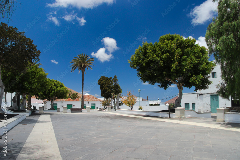 Podróże i zwiedzanie, niebieskie niebo z chmurami, egzotyczna wyspa Lanzarote, Wyspy Kanaryjskie Podróże i zwiedzanie, niebieskie niebo z chmurami, egzotyczna wyspa Lanzarote, Wyspy Kanaryjskie