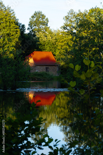 Haus am See mit Reflexion
