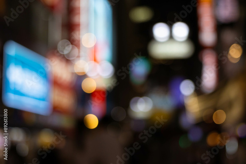 Papier peint Blurred bokeh background of nightlife city with crowd and billboard