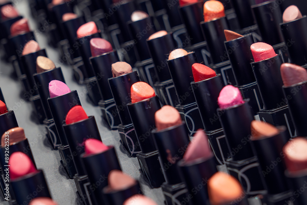 Obraz premium A diverse range of lipstick colors presented in chic black tubes within a extensive collection